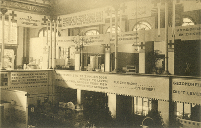 602683 Gezicht op de galerij in de grote zaal van Gebouw Tivoli (Kruisstraat) te Utrecht tijdens de ...